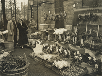 501611 Afbeelding van de bloemenmarkt op het Janskerkhof te Utrecht, met een kraam met kerststukjes.